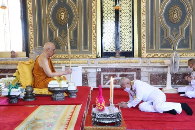 ในหลวง-พระราชินี พระราชทาน ดอกไม้ธูปเทียน น้ำสรง ผ้าไตร ถวาย สมเด็จพระสังฆราช เนื่องในเทศกาลสงกรานต์