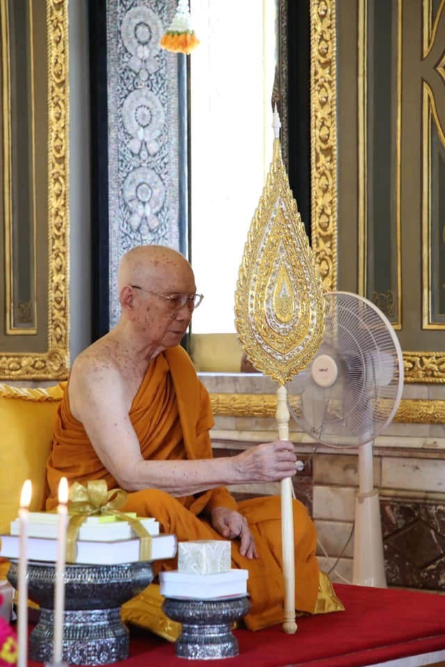 ในหลวง-พระราชินี พระราชทาน ดอกไม้ธูปเทียน น้ำสรง ผ้าไตร ถวาย สมเด็จพระสังฆราช เนื่องในเทศกาลสงกรานต์