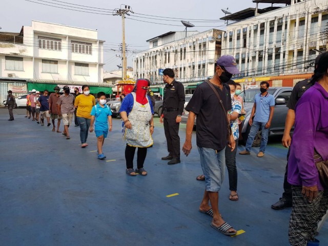 นายกเทศมนตรีเมืองสิงห์บุรี เปิดโรงทาน โรงสีฯมอบเงิน บรรเทาทุกข์โควิด-19