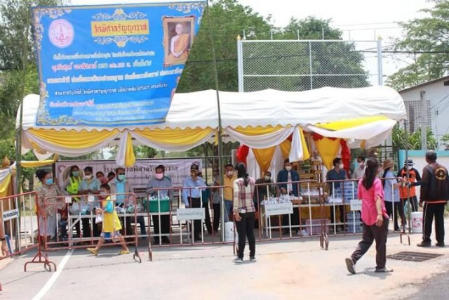 นายก อบจ.หนองบัวลำภู แจกไข่ บรรเทาทุกข์ประชาชนจากโควิด-19
