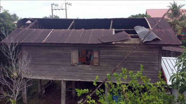 หลั่งน้ำตา! วาตภัยกระหน่ำ บ้านพังได้รับความเสียหาย