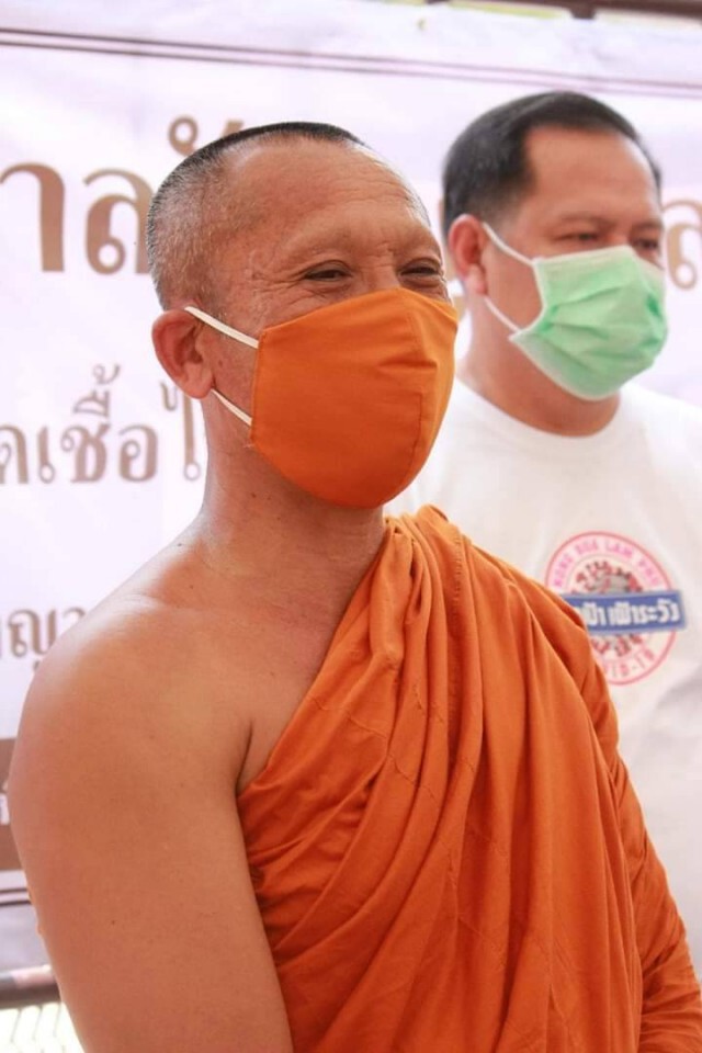 นายก อบจ.หนองบัวลำภู แจกไข่ บรรเทาทุกข์ประชาชนจากโควิด-19