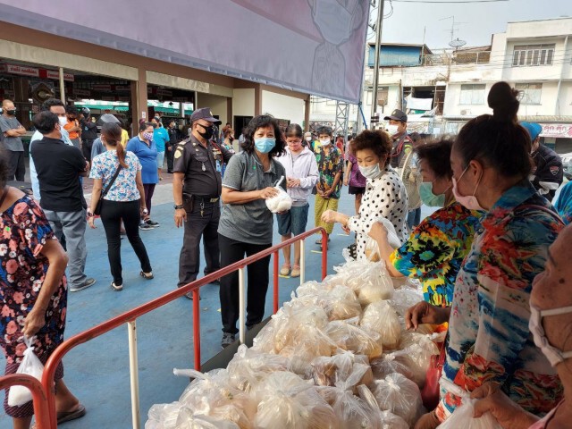 นายกเทศมนตรีเมืองสิงห์บุรี เปิดโรงทาน โรงสีฯมอบเงิน บรรเทาทุกข์โควิด-19