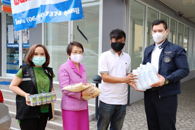 ผู้ช่วยรัฐมนตรีประจำกระทรวงแรงงาน ลงพื้นที่ช่วยเหยื่อผลกระทบจากโควิด -19 หลังตกงาน