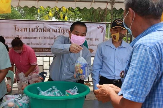 นายก อบจ.หนองบัวลำภู แจกไข่ บรรเทาทุกข์ประชาชนจากโควิด-19