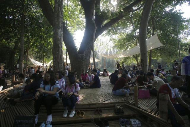 ท่องเที่ยวชุมชน OTOP นวัตวิถี ตลาดเช้าริมธาร "โอ๊ะป่อย"ตักบาตรพระล่องแพ หนึ่งเดียวในประเทศไทย