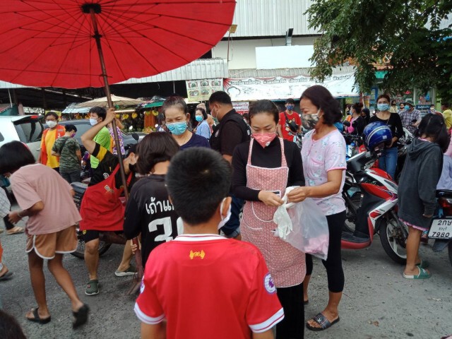 ป๋าตลาดสดร่มโพธิ์ควัก 5 แสนบาท แจกจ่ายประชาชน
