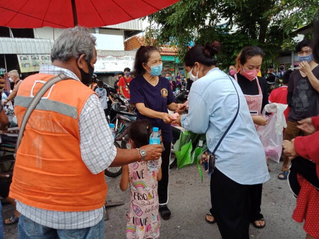 ป๋าตลาดสดร่มโพธิ์ควัก 5 แสนบาท แจกจ่ายประชาชน