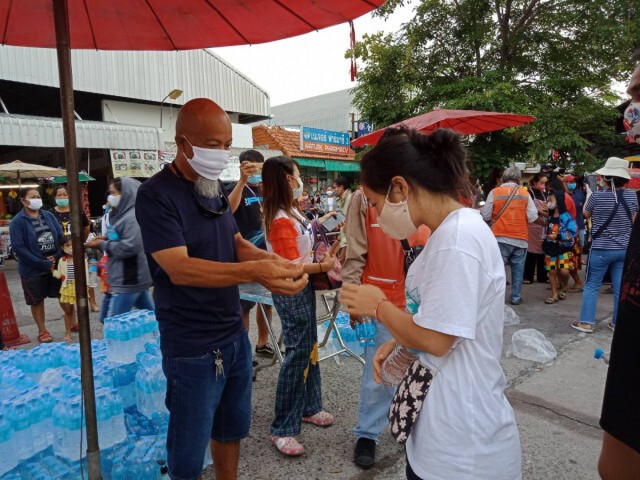 ป๋าตลาดสดร่มโพธิ์ควัก 5 แสนบาท แจกจ่ายประชาชน