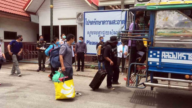 คนไทยกลุ่มแรกกลับจากกัมพูชาวันแรก 11 คน ที่ด่านคลองลึก จ.สระแก้ว