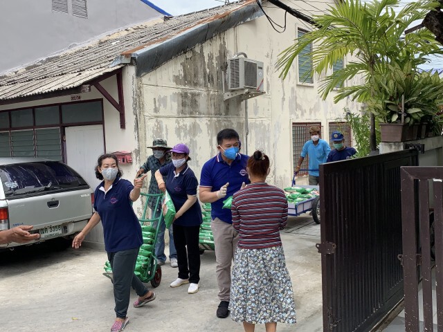 "สิระ" เคาะประตูบ้านแจกข้าวสาร บรรเทาความเดือดร้อนโควิด-19