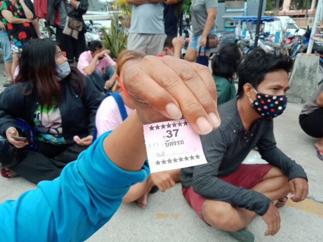ป๋าตลาดสดร่มโพธิ์ควัก 5 แสนบาท แจกจ่ายประชาชน