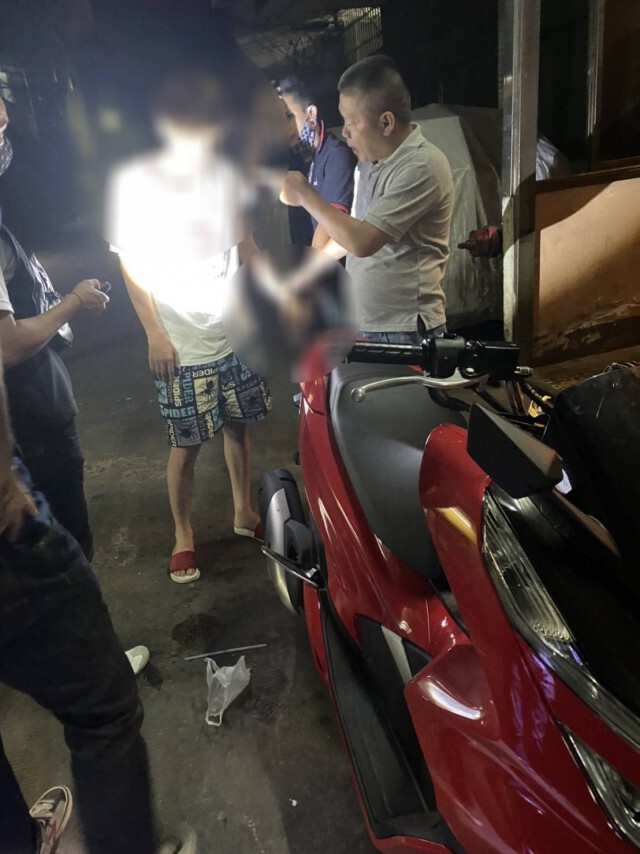 รวบคู่หูตกอับจากวิกฤติ โควิด-19 ชวนกันกระชากกระเป๋าสาวใหญ่