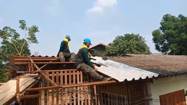 หน่วยทหารเร่งซ่อมแซมบ้านเรือนถูกพายุพัดถล่ม
