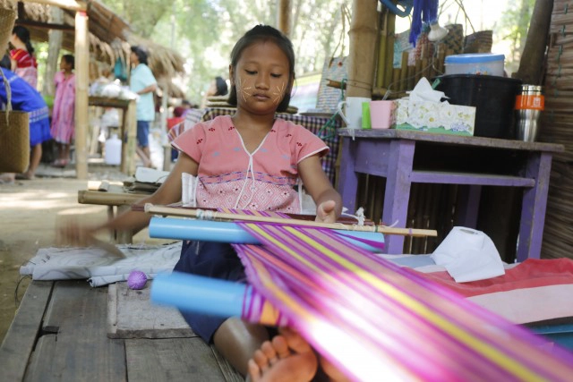 ท่องเที่ยวชุมชน OTOP นวัตวิถี ตลาดเช้าริมธาร "โอ๊ะป่อย"ตักบาตรพระล่องแพ หนึ่งเดียวในประเทศไทย