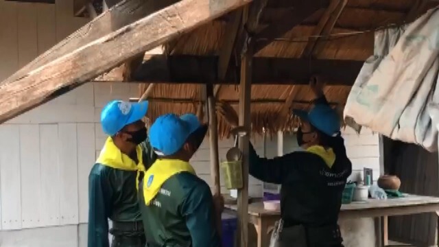 หน่วยทหารเร่งซ่อมแซมบ้านเรือนถูกพายุพัดถล่ม