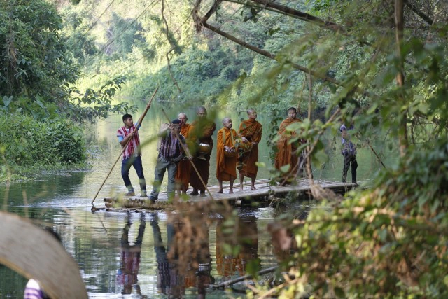 ท่องเที่ยวชุมชน OTOP นวัตวิถี ตลาดเช้าริมธาร "โอ๊ะป่อย"ตักบาตรพระล่องแพ หนึ่งเดียวในประเทศไทย