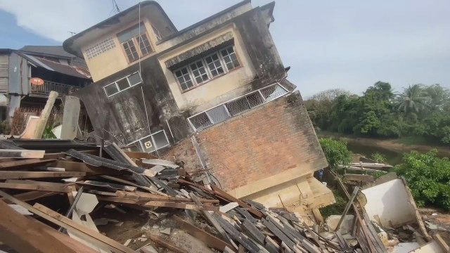 หนีตายวุ่น! ชุมชนเก่าแก่เมืองชะอวดถล่ม