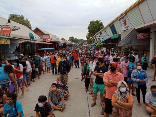 ป๋าตลาดสดร่มโพธิ์ควัก 5 แสนบาท แจกจ่ายประชาชน