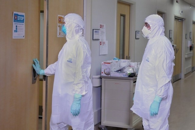 แพทย์อังกฤษวิกฤตหนักสวมผ้ากันเปื้อนแทน PPE
