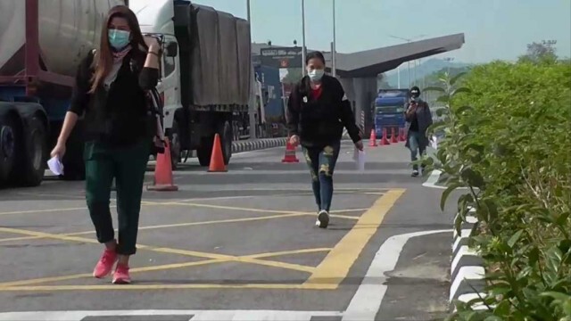 ตรวจเข้ม แรงงานไทยในมาเลย์ ทยอยกลับผ่าน "ด่านสะเดา"