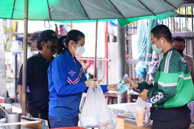 "ดร.ส้ม" เปิดโรงทานแจกอาหาร ปชช. เดือดร้อนจากโควิด-19