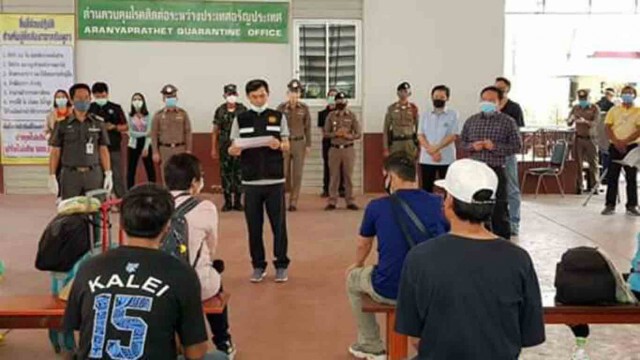 คนไทยกลุ่มแรกกลับจากกัมพูชาวันแรก 11 คน ที่ด่านคลองลึก จ.สระแก้ว