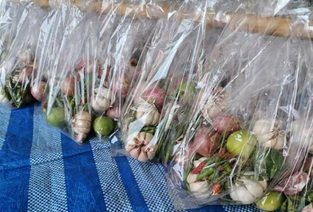 หมองูเมืองสุราษฎร์ฯ นำทีมกู้ภัยแจกผักผลไม้ ผลกระทบจากโควิด-19