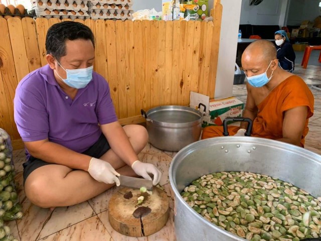 ผมมากับพระ  "โต สายบุญ"  ออกโรงทานบรรเทาทุกข์สู้ภัยโควิด-19