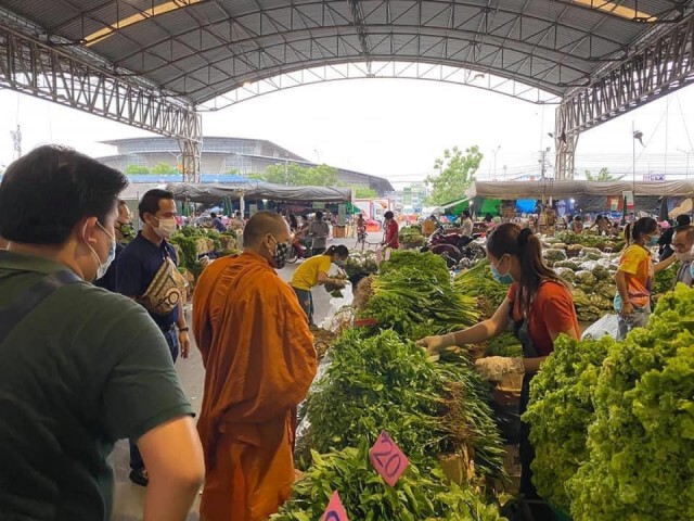 ผมมากับพระ  "โต สายบุญ"  ออกโรงทานบรรเทาทุกข์สู้ภัยโควิด-19