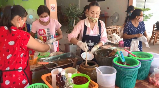 เเซ่บๆยั่วๆจ้าเเม่จ๋า! คิวยาวตากแดดก็ยอม รอรับส้มตำซาดิส ขนมจีนและไข่สด