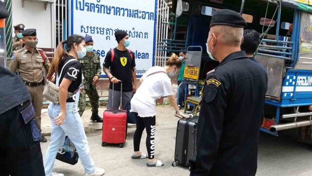 ชาวบ้านรวมตัว! ไม่ให้กลุ่มเสี่ยงกักตัวในวัดใหม่ศรีจำปา หวั่นแพร่เชื้อ