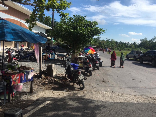 "ชาวนาเคียน" ไม่สนป้ายประกาศ จัดตลาดเดือนถือศีล