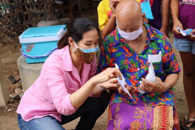 "ส.ส.กุลวดี" นำทีม พม.ช่วยยายป่วยมะเร็งกับหลานอีก 3 คน หลังตกงานจากโควิด-19