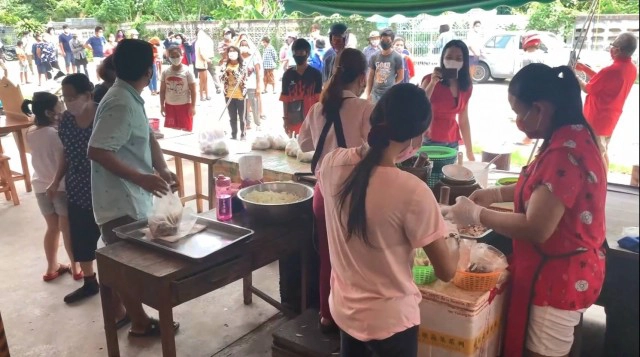 เเซ่บๆยั่วๆจ้าเเม่จ๋า! คิวยาวตากแดดก็ยอม รอรับส้มตำซาดิส ขนมจีนและไข่สด