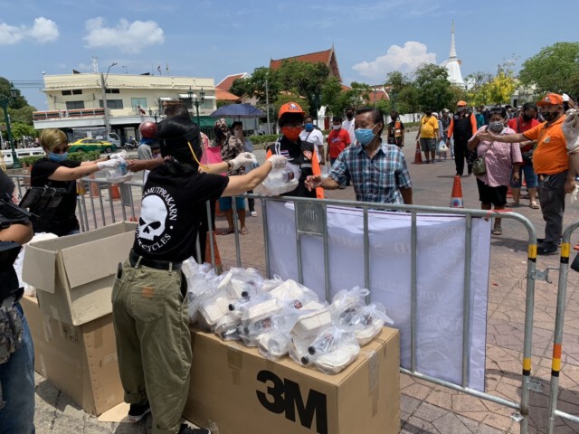 กลุ่ม HD สมุทรปราการ จิตอาสาแจกข้าวกล่อง