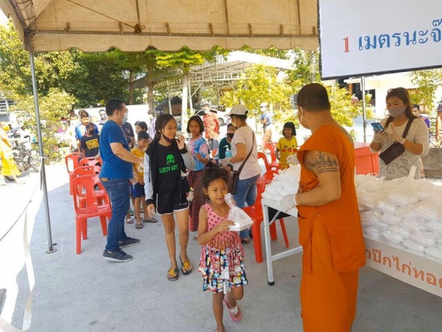 ผมมากับพระ  "โต สายบุญ"  ออกโรงทานบรรเทาทุกข์สู้ภัยโควิด-19