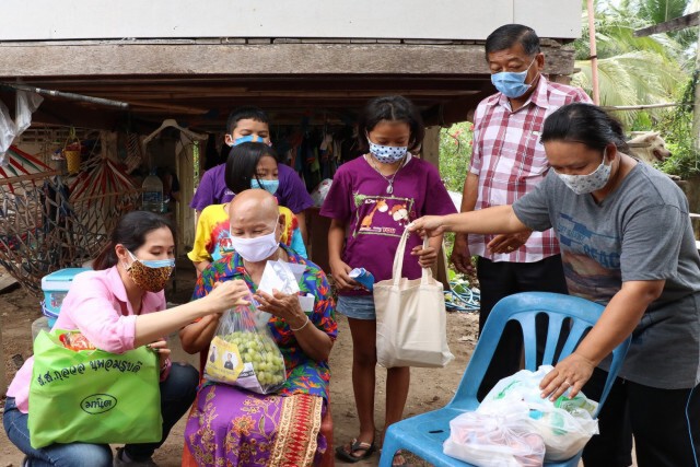 "ส.ส.กุลวดี" นำทีม พม.ช่วยยายป่วยมะเร็งกับหลานอีก 3 คน หลังตกงานจากโควิด-19
