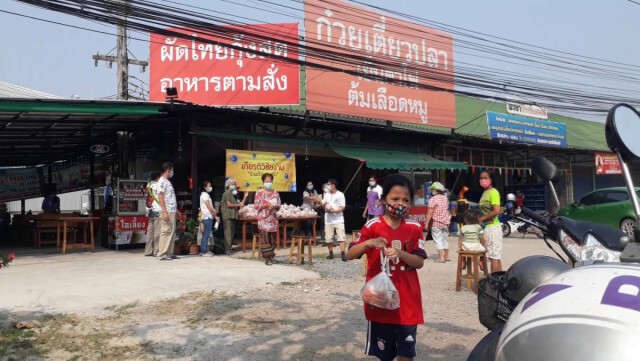 พะเยา - ร้านก๋วยเตี๋ยวปลา แจกอาหารฟรี สู้โควิด