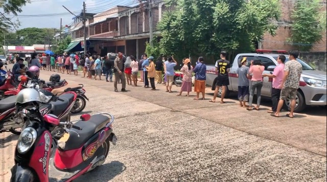 เเซ่บๆยั่วๆจ้าเเม่จ๋า! คิวยาวตากแดดก็ยอม รอรับส้มตำซาดิส ขนมจีนและไข่สด