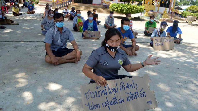 ชาวบ้านรวมตัว! ไม่ให้กลุ่มเสี่ยงกักตัวในวัดใหม่ศรีจำปา หวั่นแพร่เชื้อ