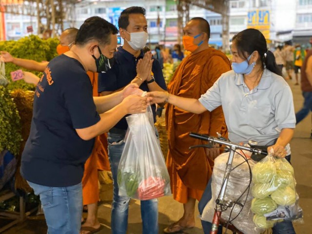ผมมากับพระ  "โต สายบุญ"  ออกโรงทานบรรเทาทุกข์สู้ภัยโควิด-19