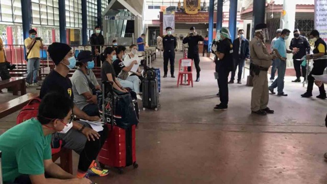 ชาวบ้านรวมตัว! ไม่ให้กลุ่มเสี่ยงกักตัวในวัดใหม่ศรีจำปา หวั่นแพร่เชื้อ