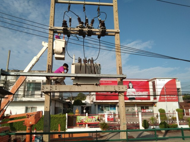 เร่งงัดงูเหลือม ออกจากหม้อแปลงไฟฟ้าก่อนระเบิด