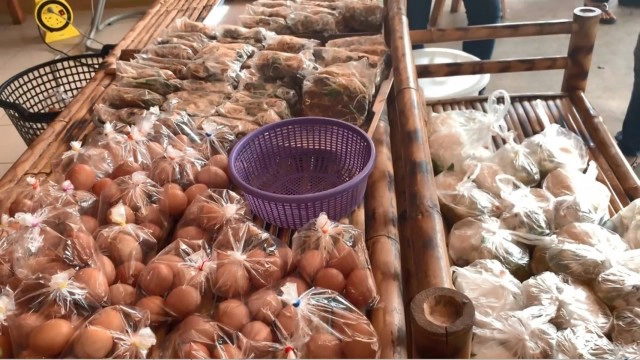 เเซ่บๆยั่วๆจ้าเเม่จ๋า! คิวยาวตากแดดก็ยอม รอรับส้มตำซาดิส ขนมจีนและไข่สด