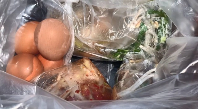 เเซ่บๆยั่วๆจ้าเเม่จ๋า! คิวยาวตากแดดก็ยอม รอรับส้มตำซาดิส ขนมจีนและไข่สด