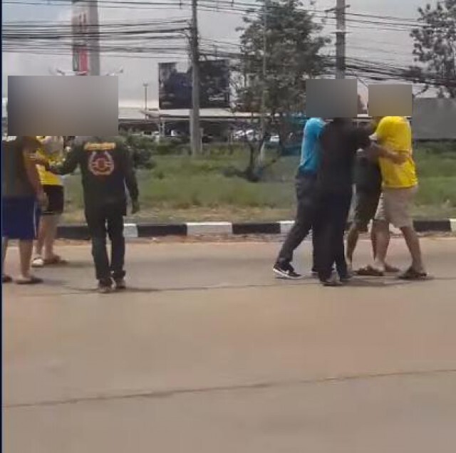 หนุ่มขับเบนซ์ สุดกร่าง! ขับปาดหน้าจยย. ไม่พอใจลงมา ต่อยหน้าจนฟันเเตก
