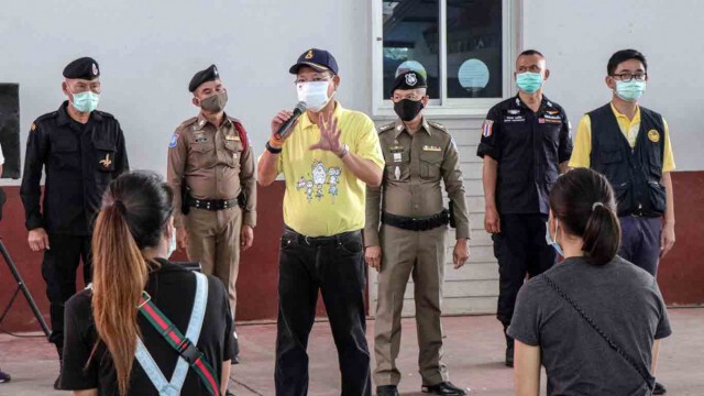 ชาวบ้านรวมตัว! ไม่ให้กลุ่มเสี่ยงกักตัวในวัดใหม่ศรีจำปา หวั่นแพร่เชื้อ