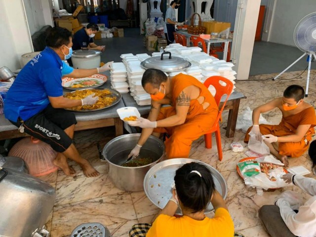 ผมมากับพระ  "โต สายบุญ"  ออกโรงทานบรรเทาทุกข์สู้ภัยโควิด-19