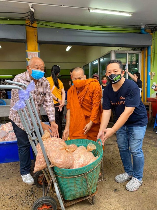 ผมมากับพระ  "โต สายบุญ"  ออกโรงทานบรรเทาทุกข์สู้ภัยโควิด-19